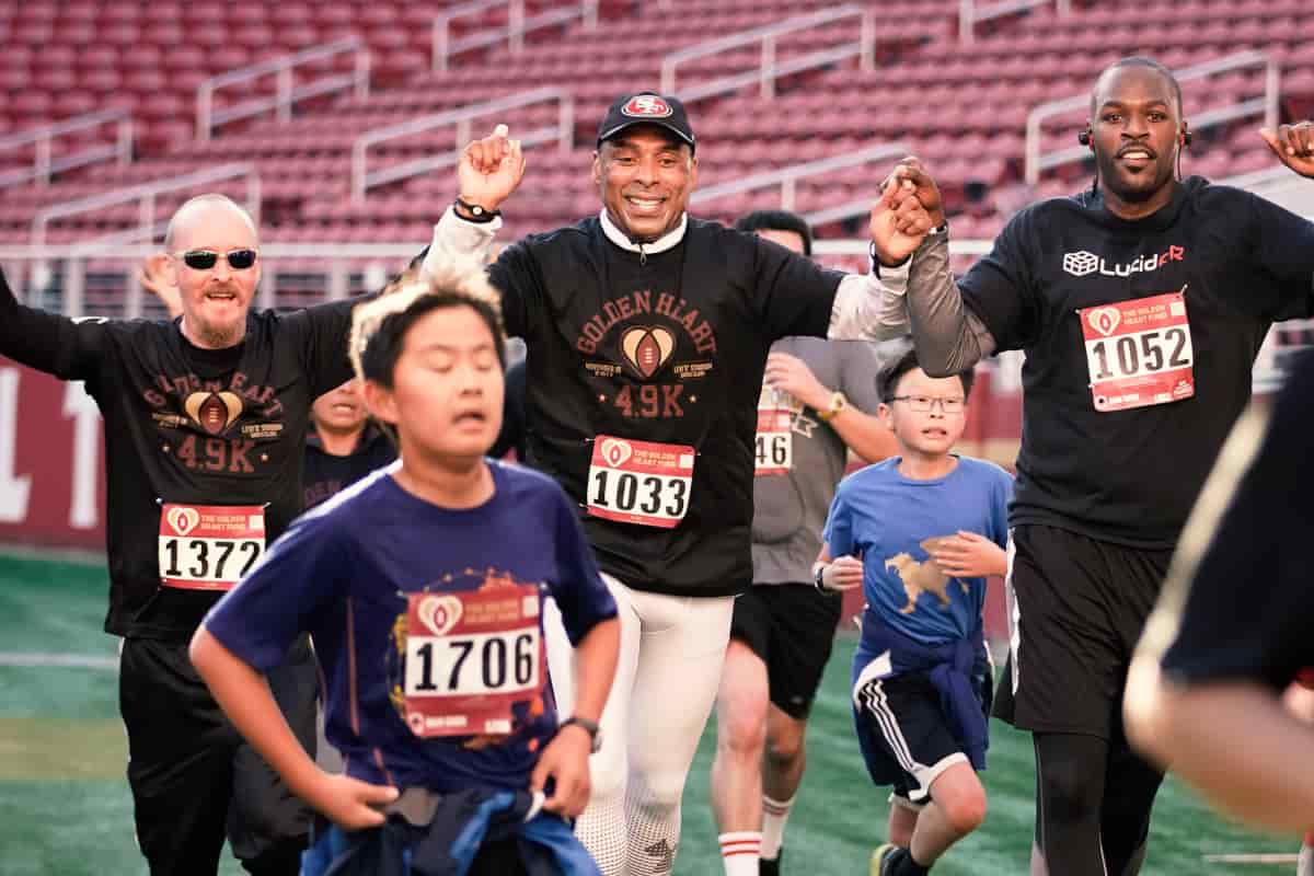 49ers alumnus and legends run alongside supportive fans in the 2019 Golden Heart Run.